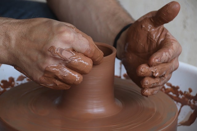 ¿Cuáles son las diferencias entre la cerámica y el barro?
